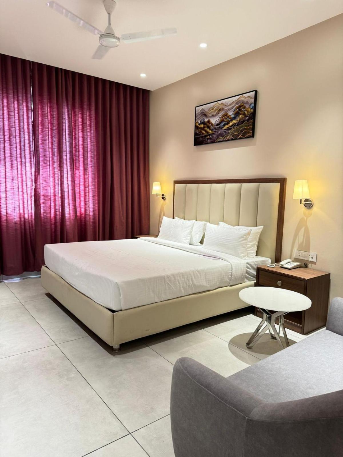 Hotel Carnival Parbhani Exteriör bild